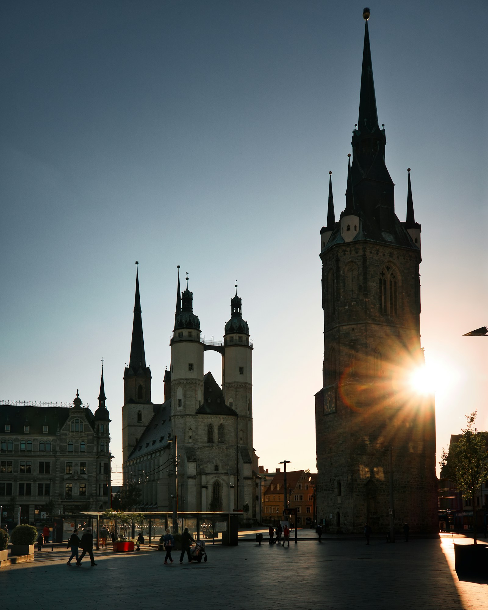 Roter Turm und Marktkirche in Halle (Saale) im Abendlicht